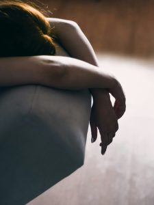 Frau mit Wechseljahres Beschwerden ist erschöpft und müde